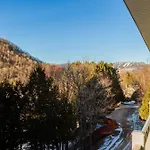 Charming Redesigned Condo-10 Minutes From Mountain