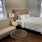 Le 900 Tremblant Inn Cafe And Bistro