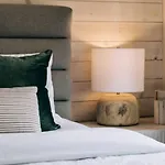 Charming Cozy Getaway - Plateau 228-3