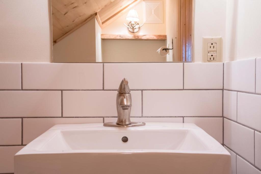 5min To Resort, Private Beach, New 1000mb Internet, 3 Queen Beds, *