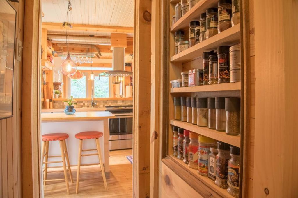 Chalet 5min To Resort, Private Beach, New 1000mb Internet, 3 Queen Beds, Mont-Tremblant