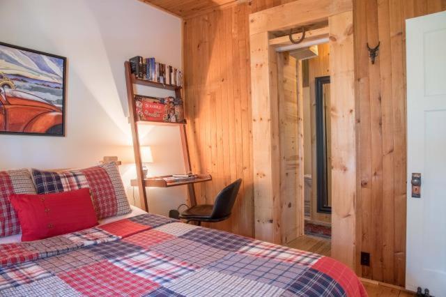 Chalet 5min To Resort, Private Beach, New 1000mb Internet, 3 Queen Beds, *