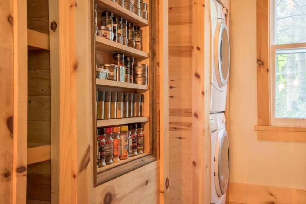 Chalet 5min To Resort, Private Beach, New 1000mb Internet, 3 Queen Beds, Mont-Tremblant