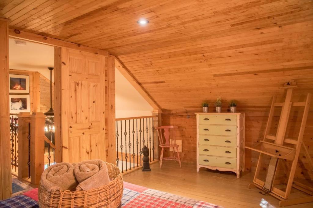 Chalet 5min To Resort, Private Beach, New 1000mb Internet, 3 Queen Beds,