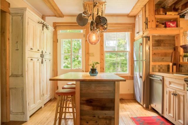 5min To Resort, Private Beach, New 1000mb Internet, 3 Queen Beds, Chalet Mont-Tremblant