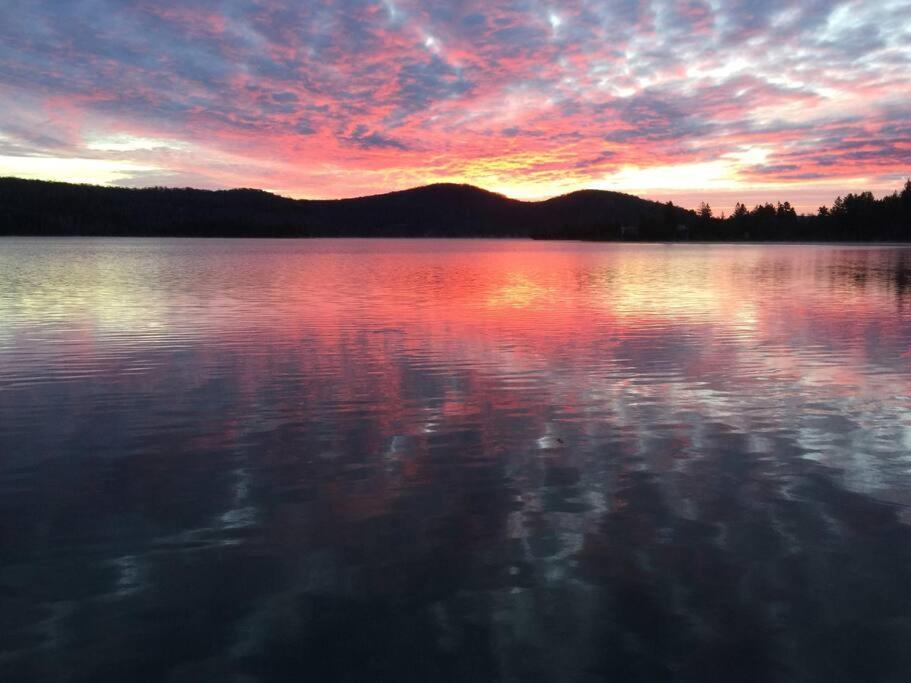 Chalet 5min To Resort, Private Beach, New 1000mb Internet, 3 Queen Beds, Mont-Tremblant