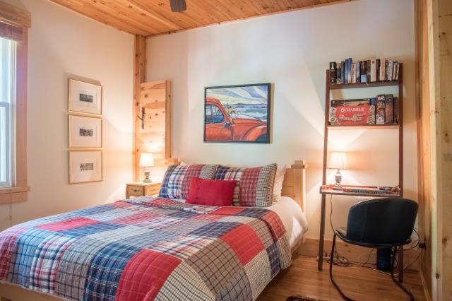 Chalet 5min To Resort, Private Beach, New 1000mb Internet, 3 Queen Beds,