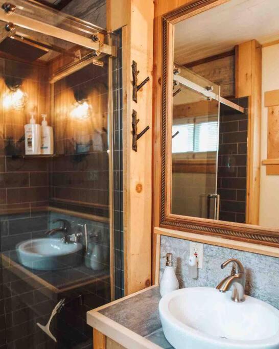 5min To Resort, Private Beach, New 1000mb Internet, 3 Queen Beds, * Mont-Tremblant