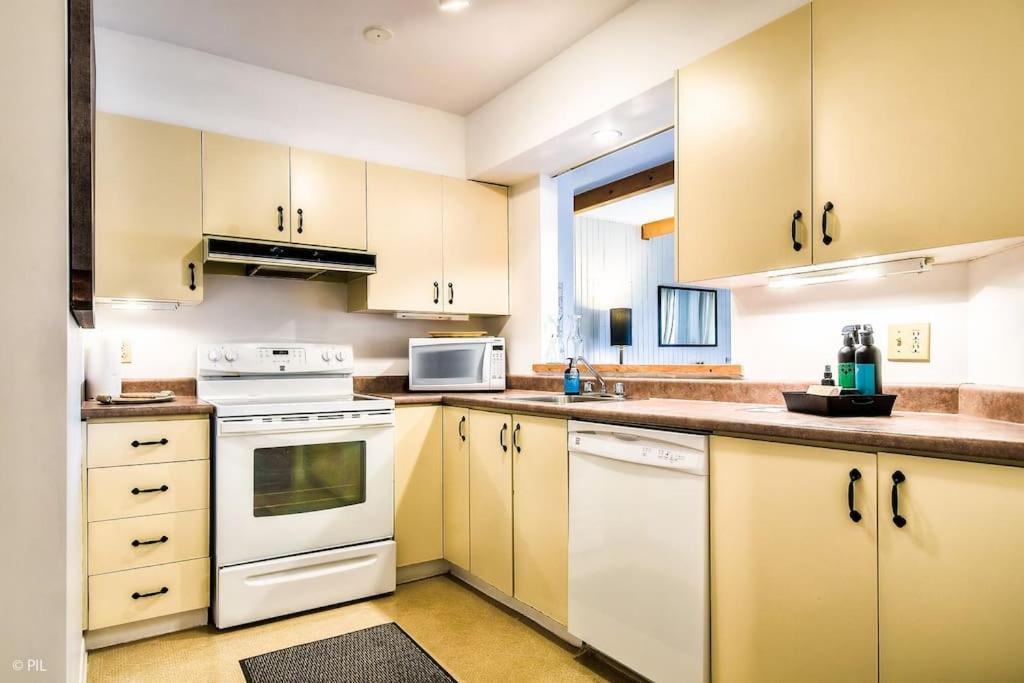 Holiday home Amazing Lakemountain View 5min To Tremblant484