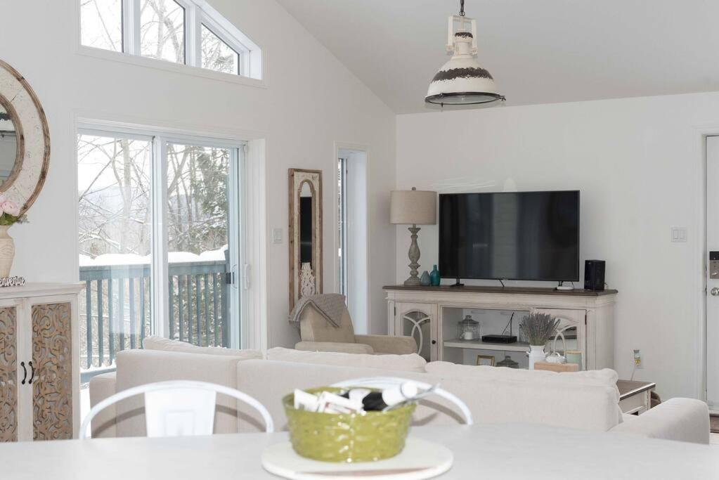French Countryside Chic 2-bedroom Chalet * Mont-Tremblant