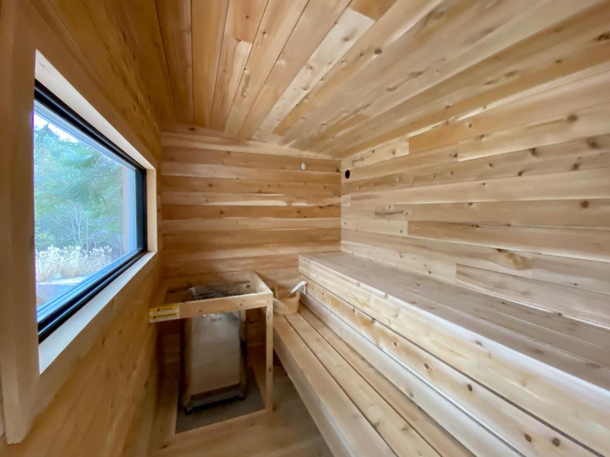 2669 Chemin Du Village - Mountain W Hot Tub & Sauna Next To Village *