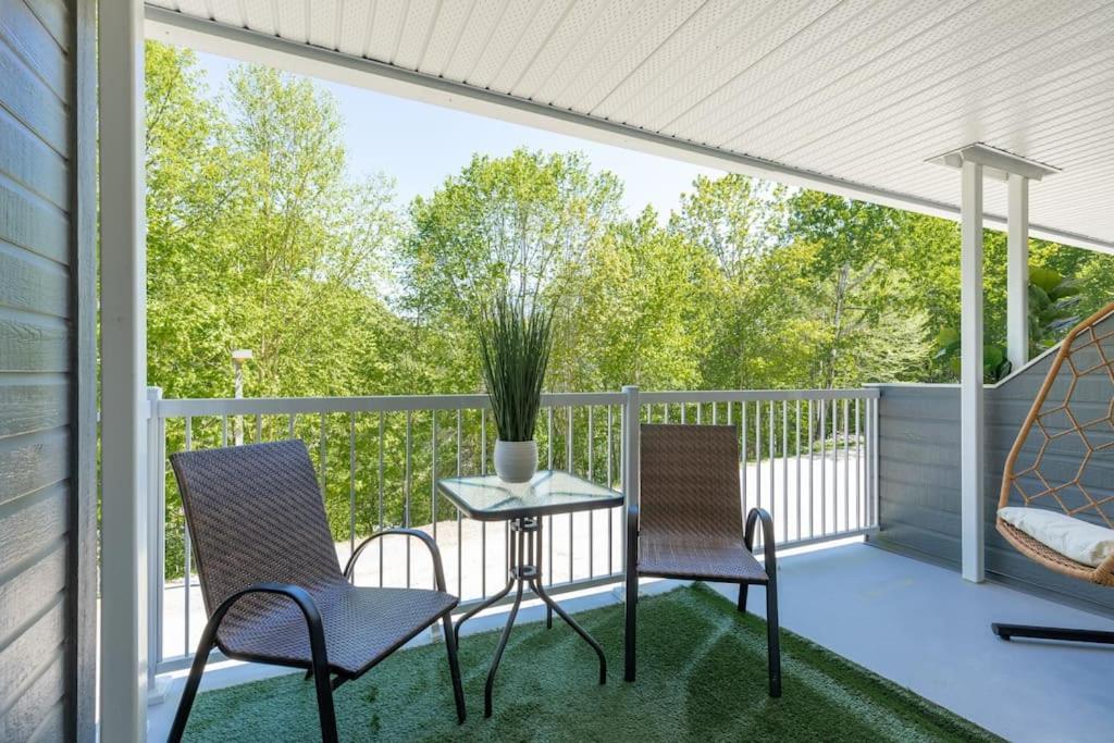 Luxurious & Modern Tremblant Loft Pool&spa Access Apartment