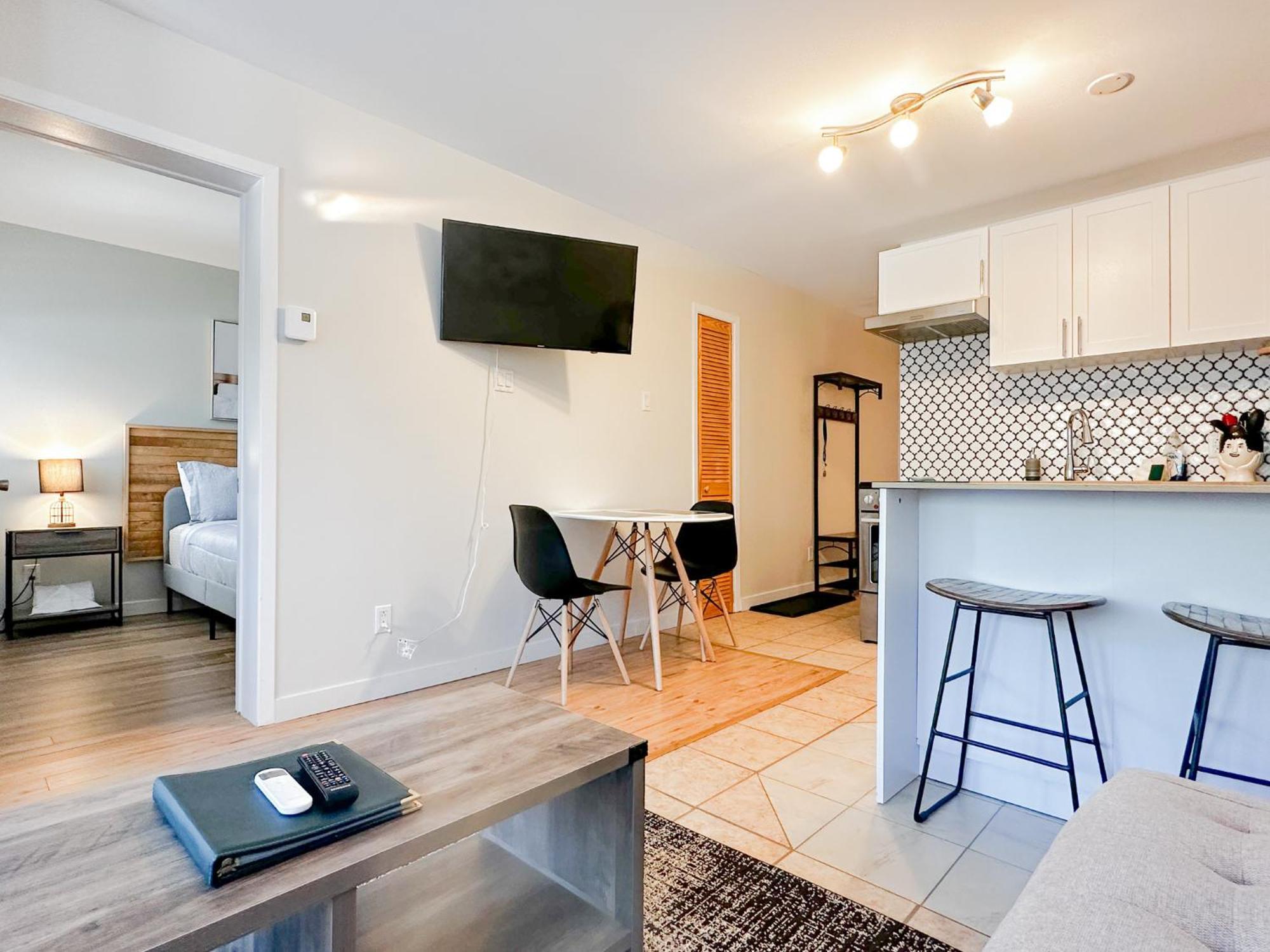 The Alpine Nest - 3 Beds - 4 Guests - Free Parking - Pool Apartment *