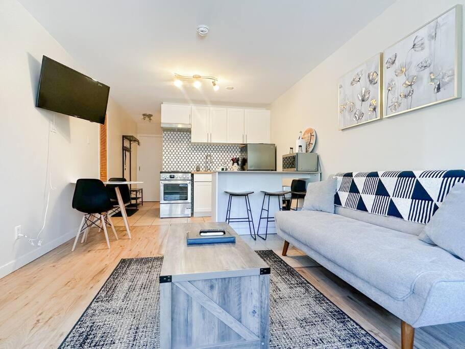The Alpine Nest - 3 Beds - 4 Guests - Free Parking - Pool Apartment *