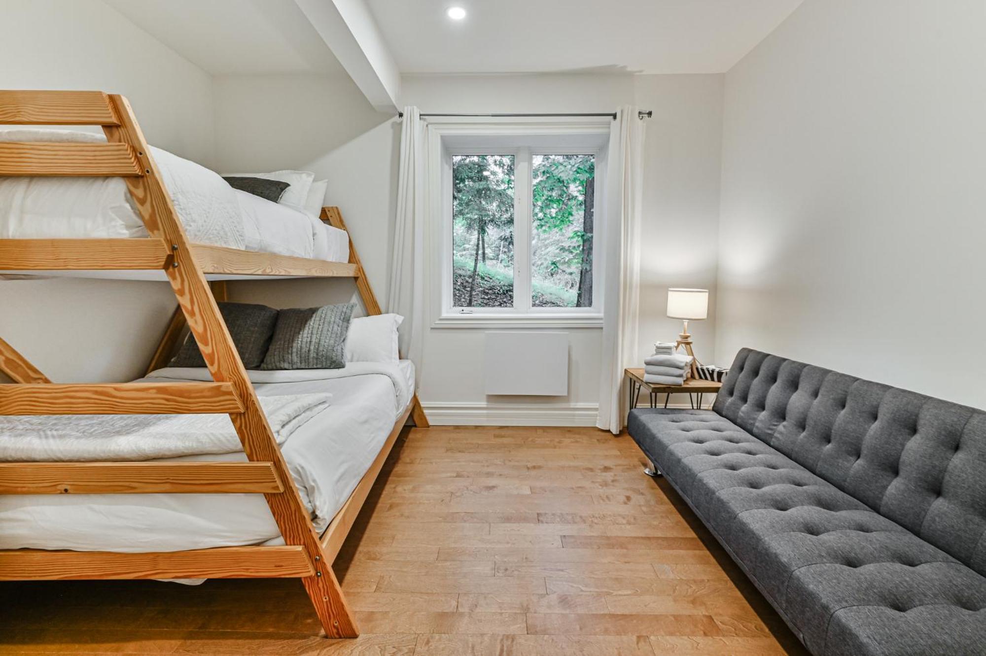 2669 Chemin Du Village - Mountain W Hot Tub & Sauna Next To Village Holiday home *
