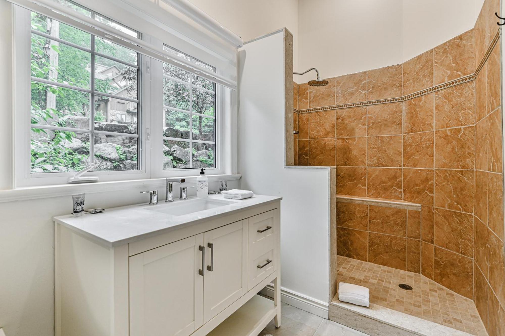 2669 Chemin Du Village - Mountain W Hot Tub & Sauna Next To Village