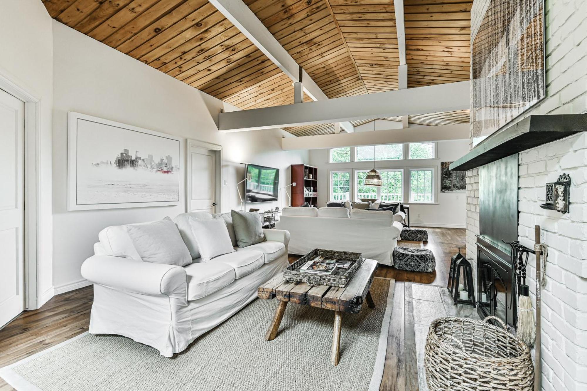 2669 Chemin Du Village - Mountain W Hot Tub & Sauna Next To Village *