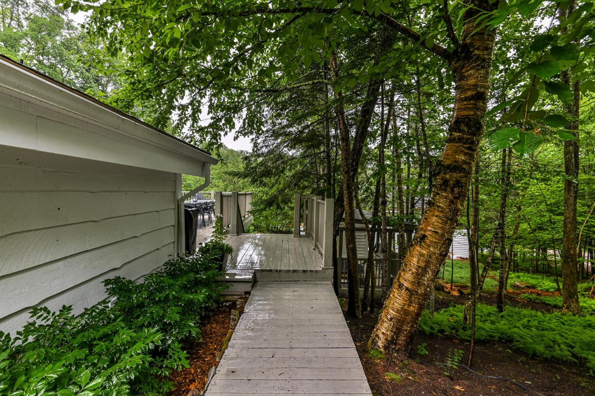 2669 Chemin Du Village - Mountain W Hot Tub & Sauna Next To Village Holiday home