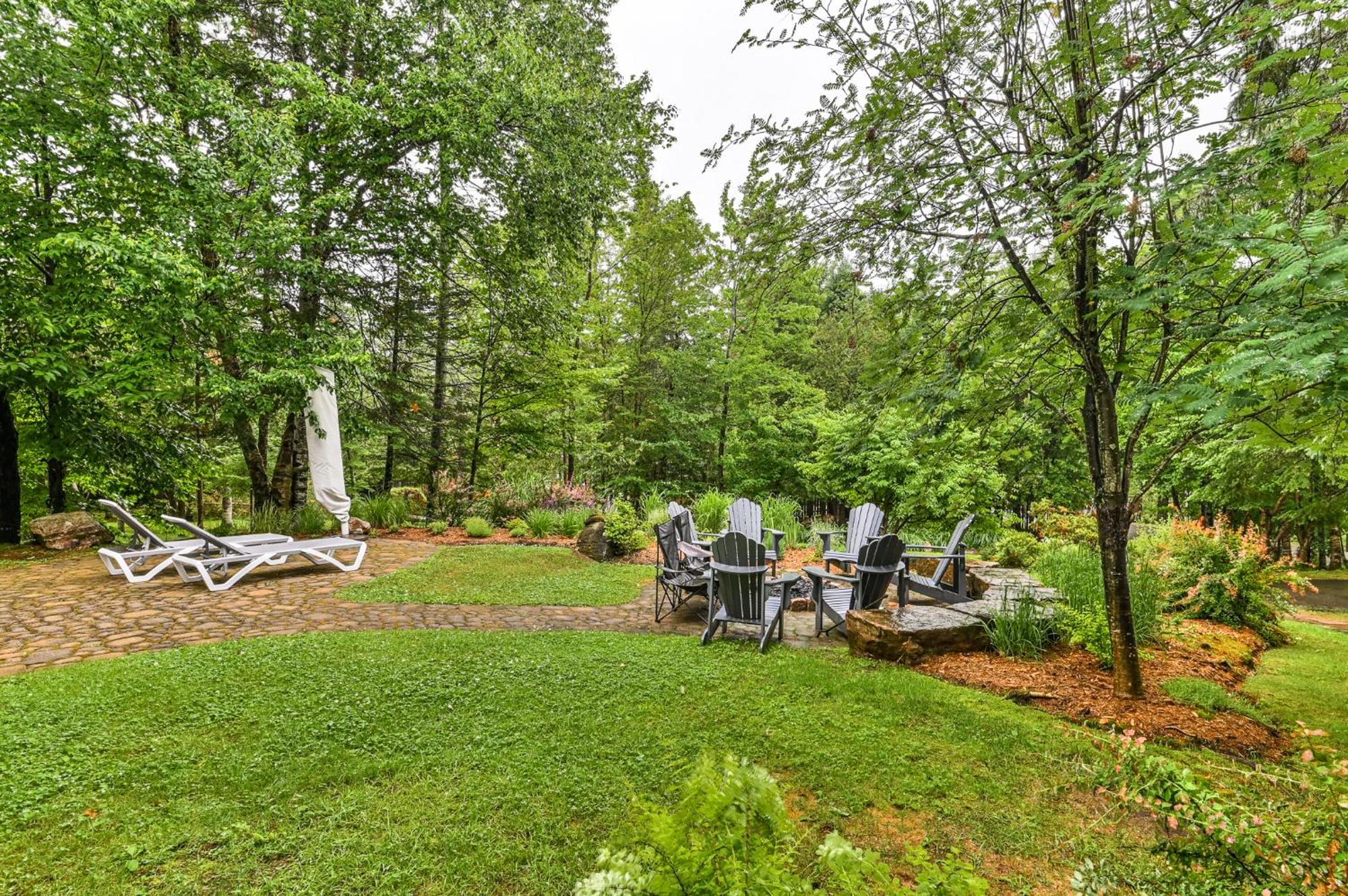 2669 Chemin Du Village - Mountain W Hot Tub & Sauna Next To Village *