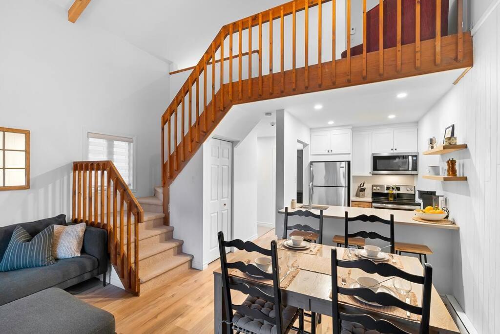 Cozy & Simple With Views Of Apartment