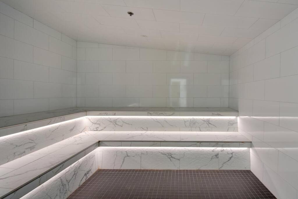 Les Eaux Tremblant Classic Pool & Jacuzzi *