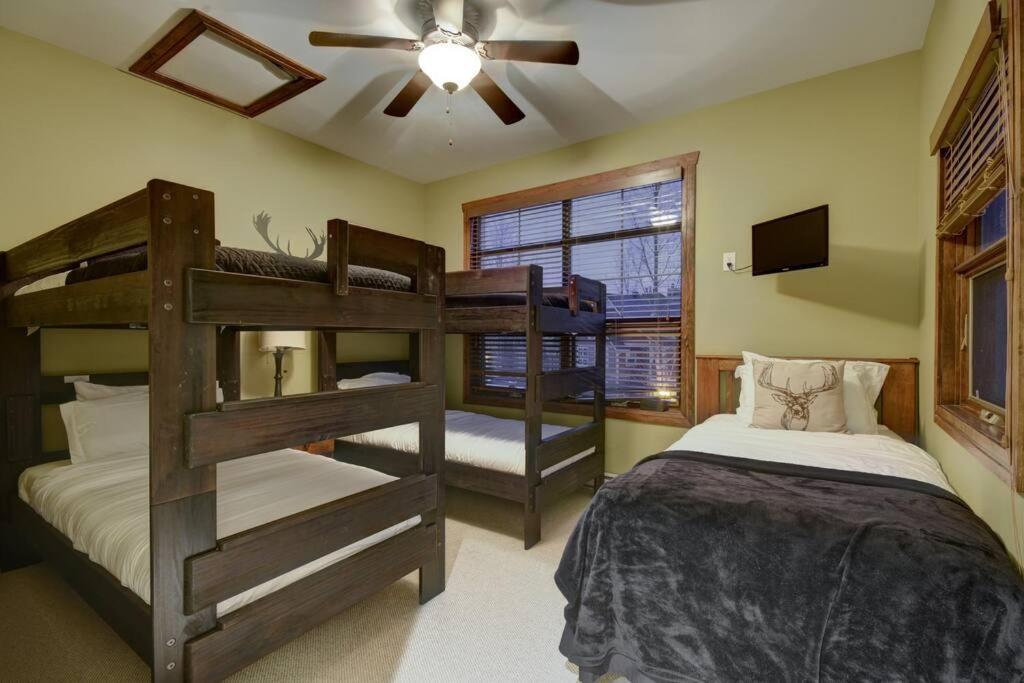 Chalet Les Eaux Tremblant Classic Pool & Jacuzzi *