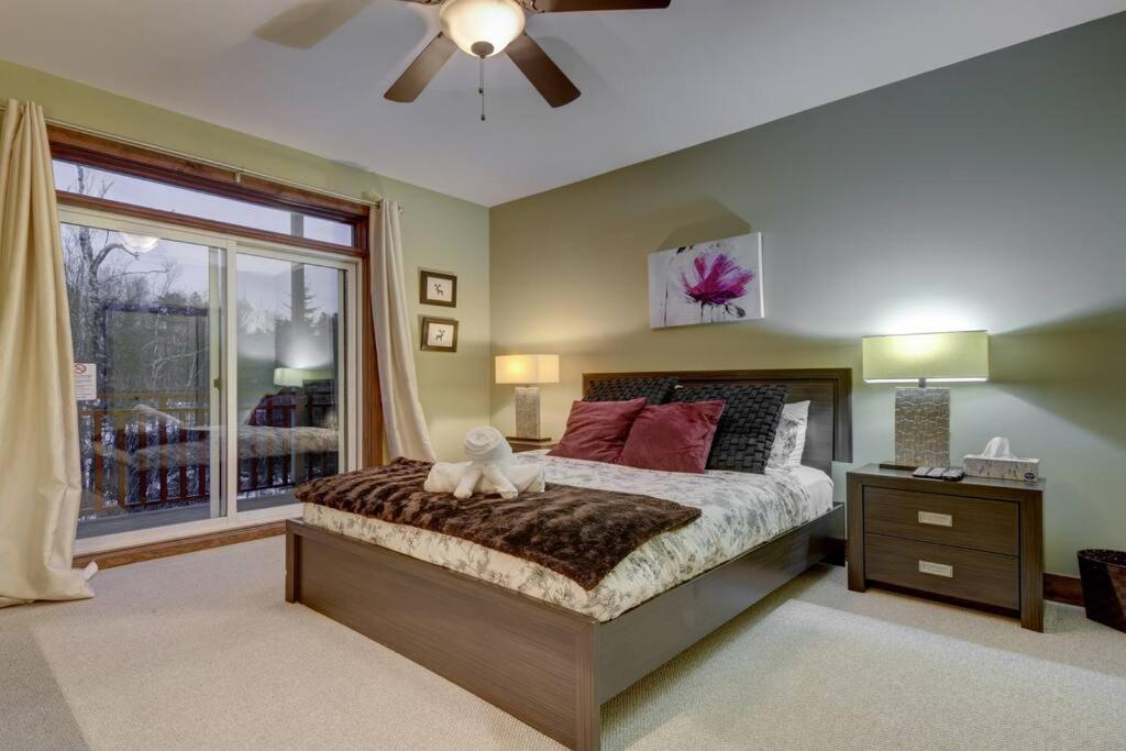 Chalet Les Eaux Tremblant Classic Pool & Jacuzzi