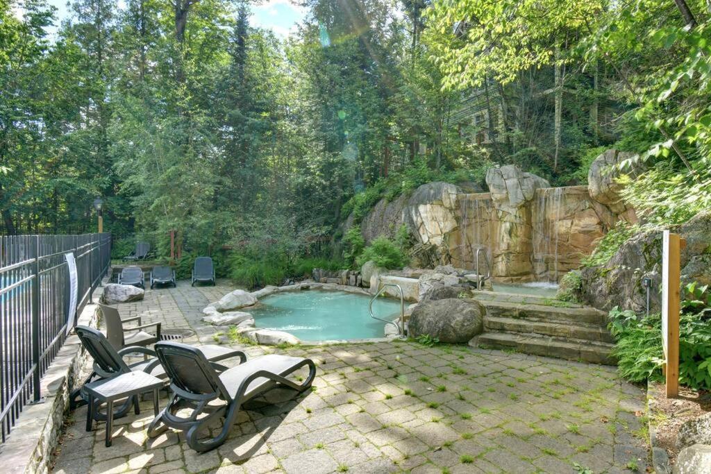 Les Eaux Tremblant Classic Pool & Jacuzzi *