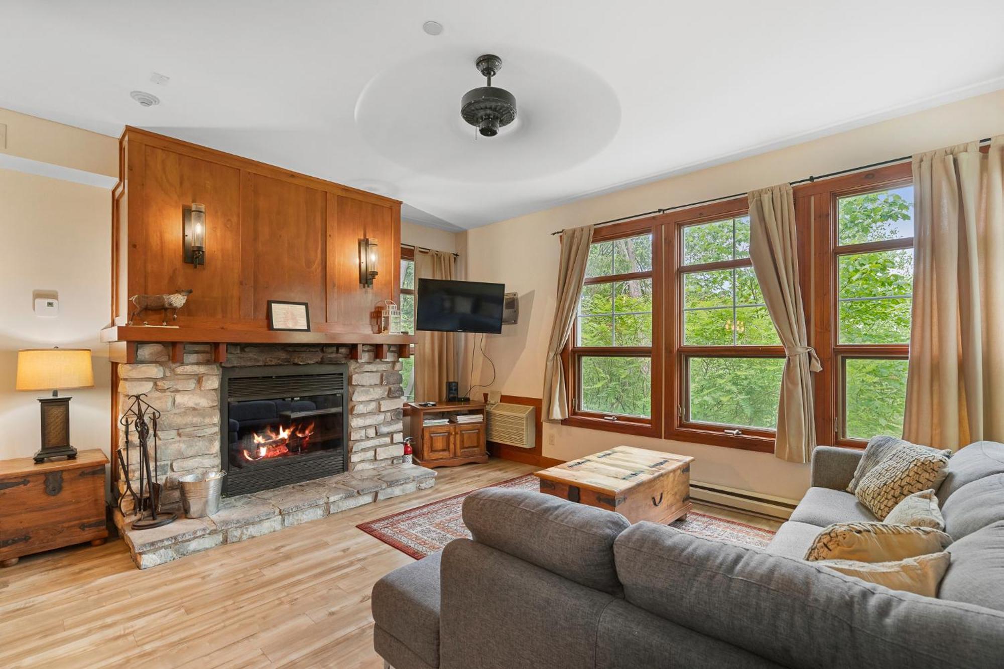 Les Eaux - 2bdrs W Pool & Hot Tub Near Village Holiday home Mont-Tremblant