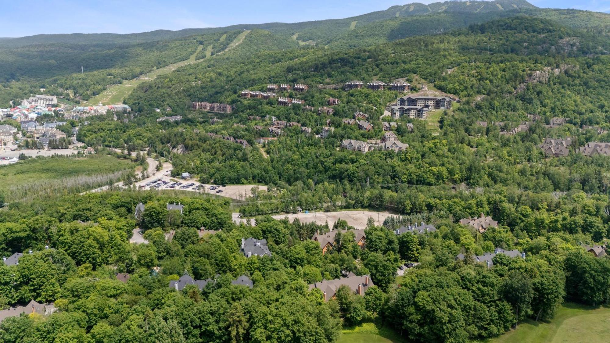 Les Eaux - 2bdrs W Pool & Hot Tub Near Village Holiday home Mont-Tremblant