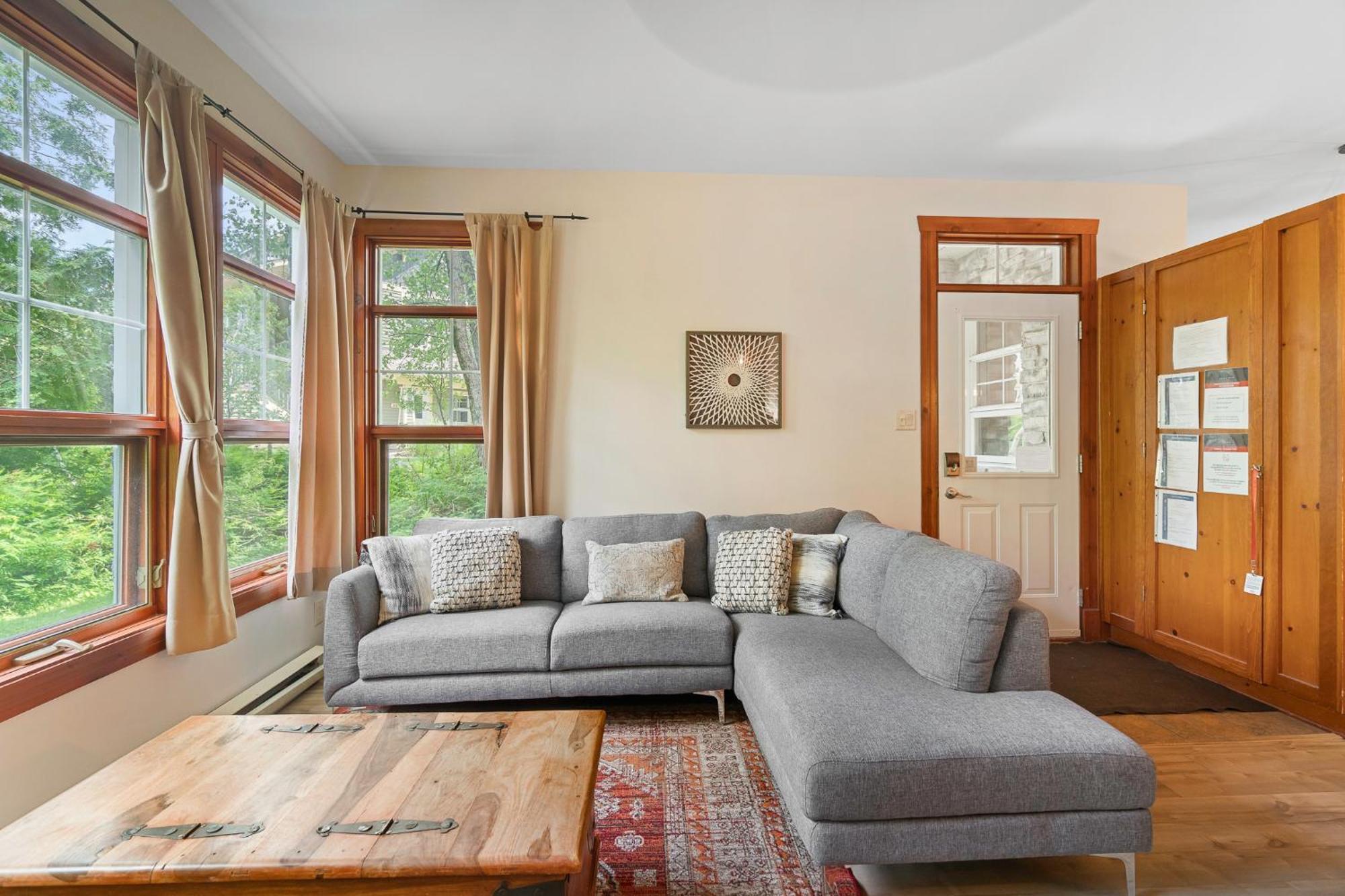 Les Eaux - 2bdrs W Pool & Hot Tub Near Village * Mont-Tremblant