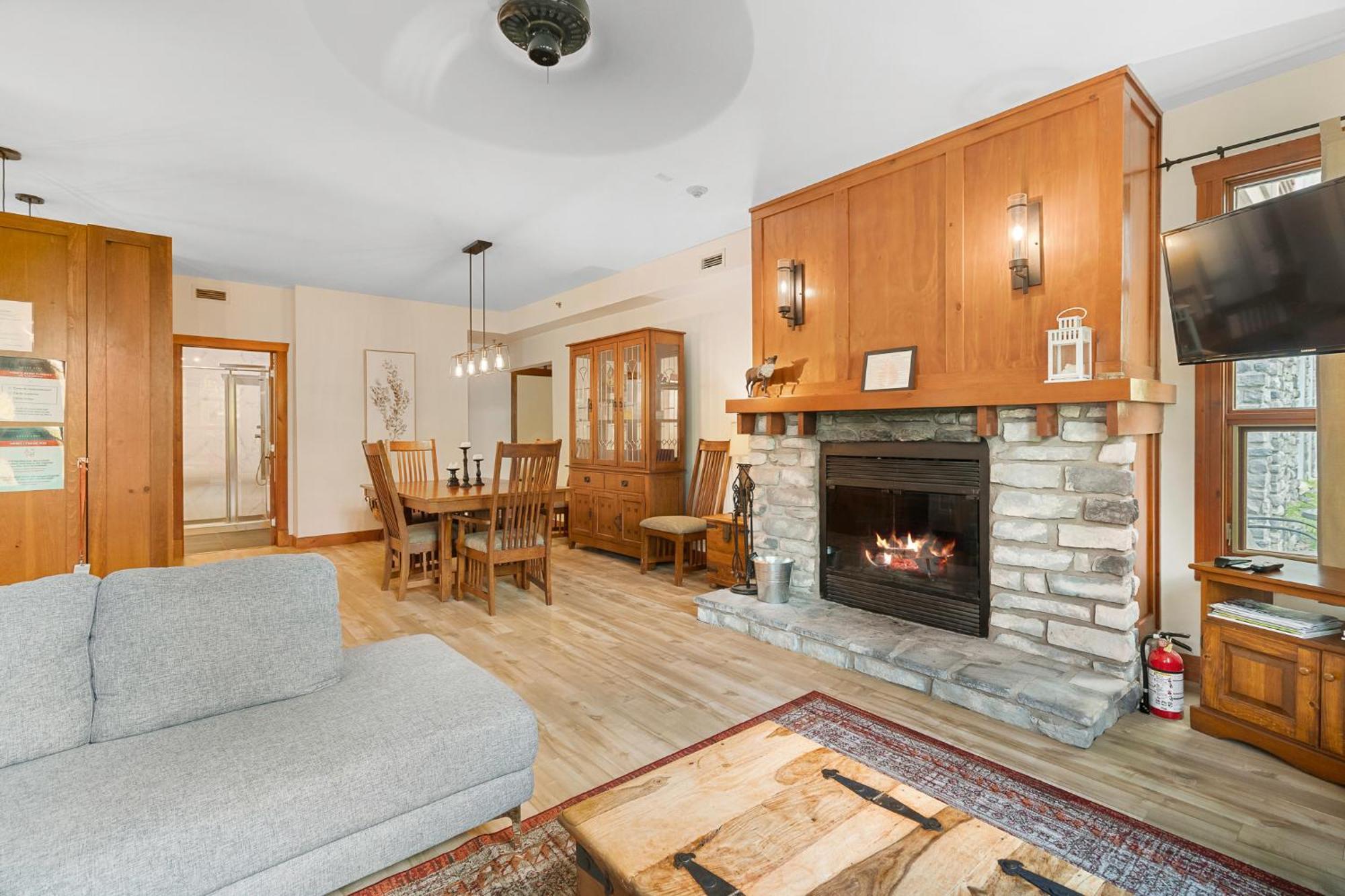 Les Eaux - 2bdrs W Pool & Hot Tub Near Village * Mont-Tremblant