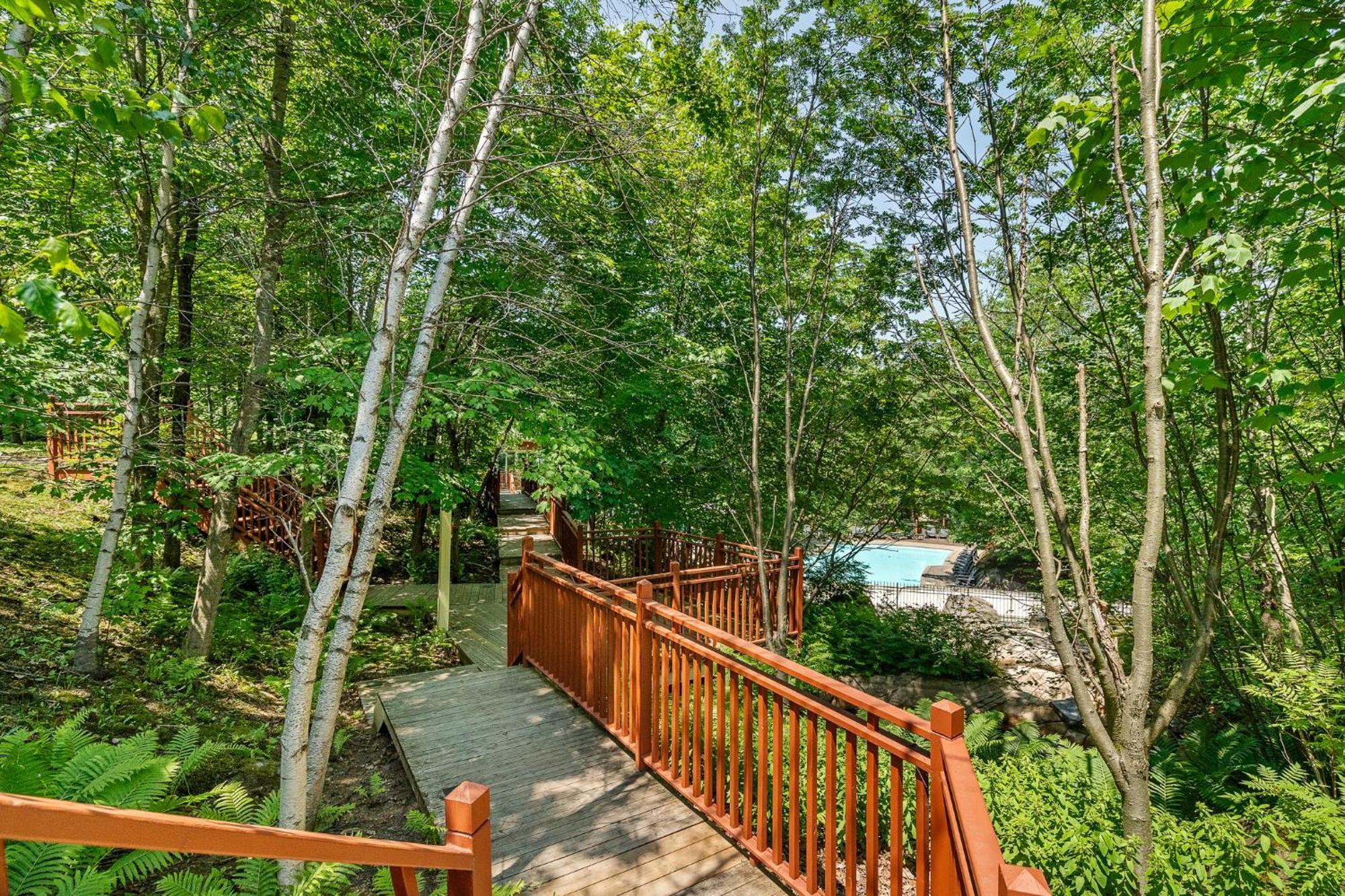 Les Eaux - 2bdrs W Pool & Hot Tub Near Village * Mont-Tremblant