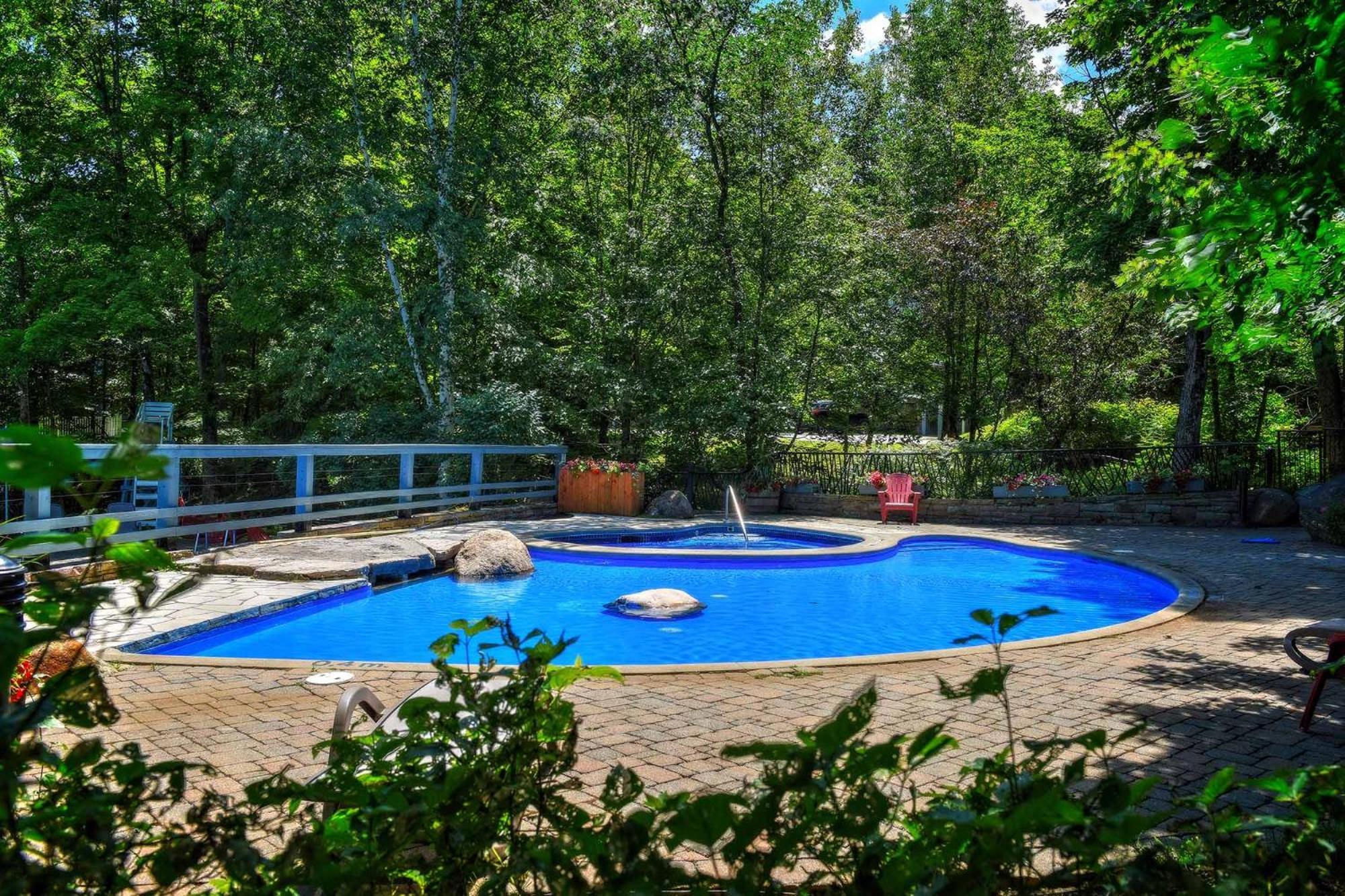 Manoir B - *