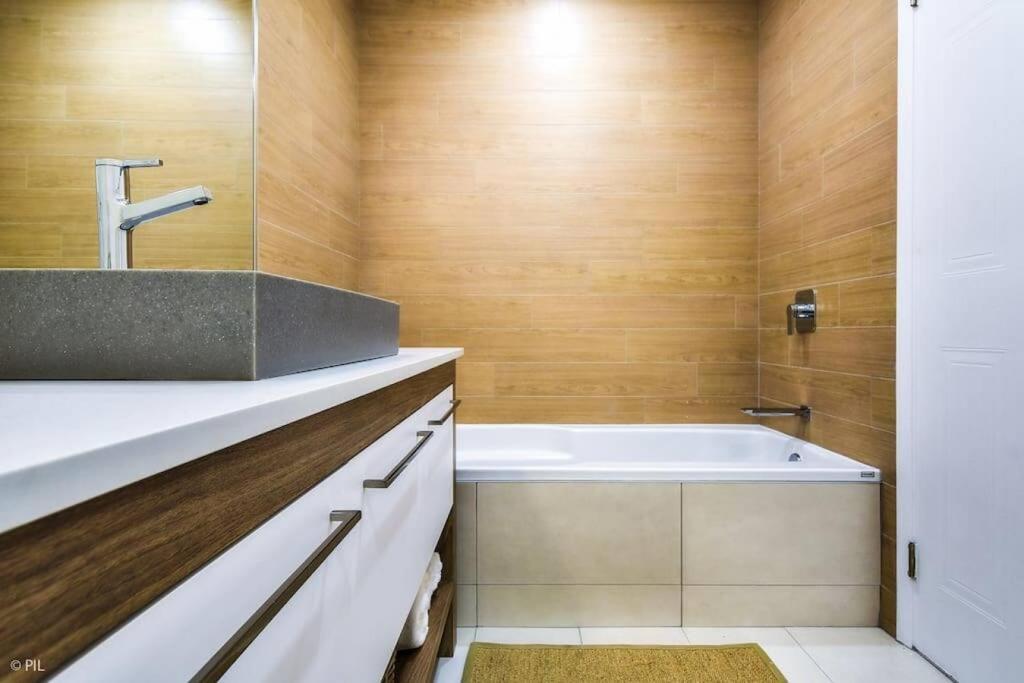 Chic Mt-tremblant With View On The By Denstays Apartment *