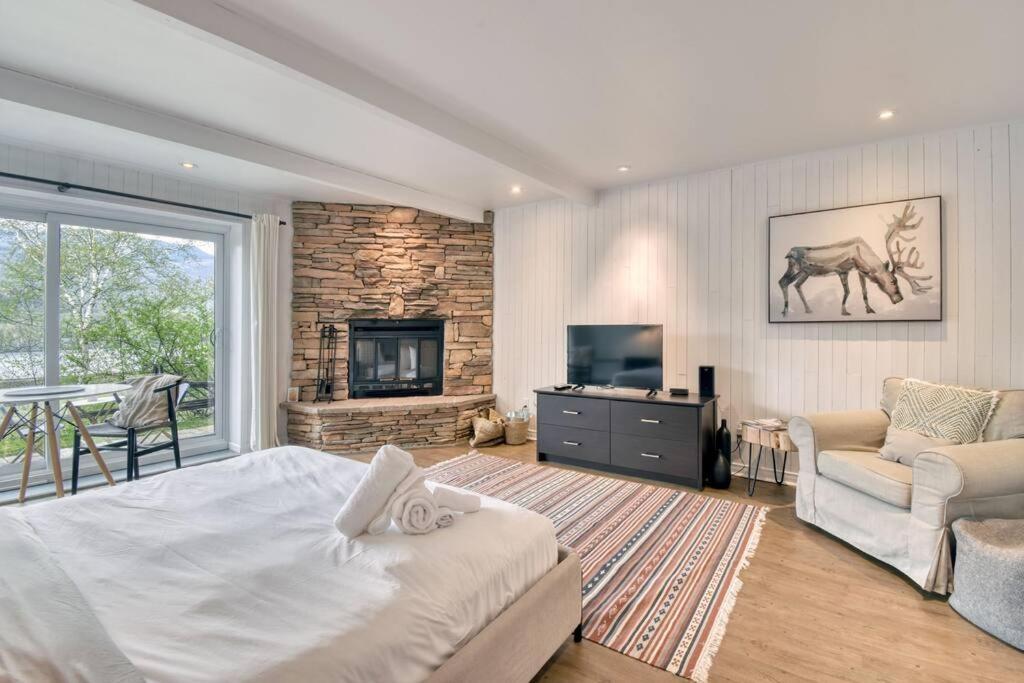 Du Lac Tremblant Cozy Lake View Loft Apartment Mont-Tremblant