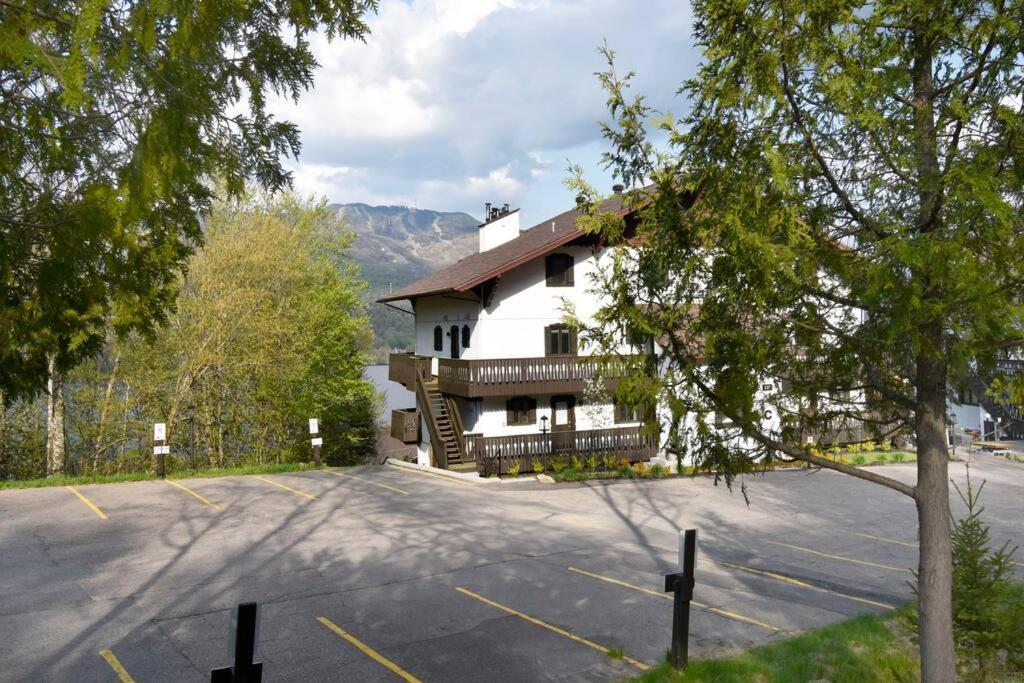 Du Lac Tremblant Cozy Lake View Loft Apartment