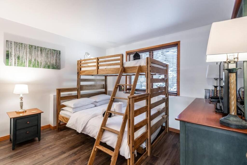 Hauts-bois Inout 2brs Wpool Access 197-9 * Mont-Tremblant