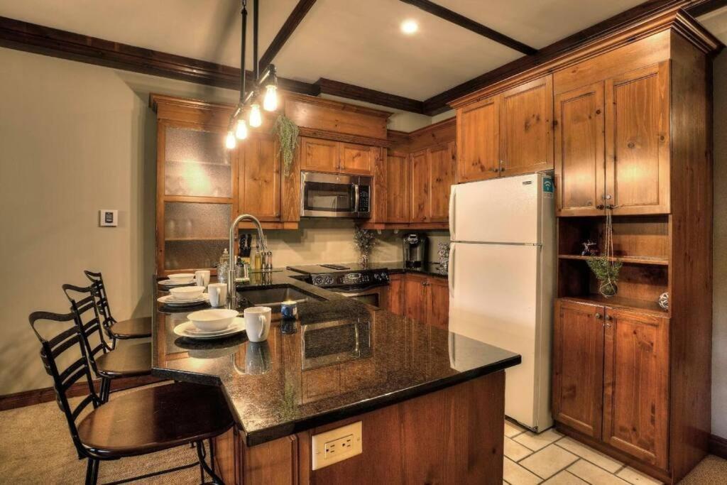 Les Manoirs Wpool & Hot Tub Near Village 110-7 Holiday home