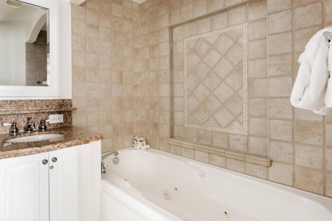 Prime Location Village - Bondurant 95-4 Holiday home