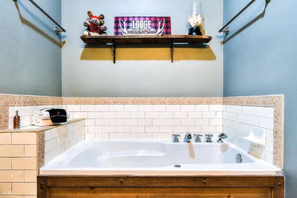 Les Manoirs 3bdrs W Pool & Hottub Near Village *