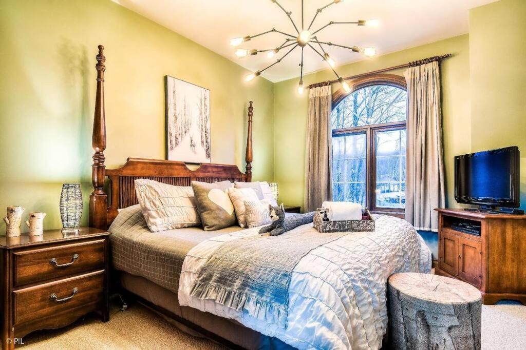 Les Manoirs 3bdrs W Pool & Hottub Near Village Mont-Tremblant