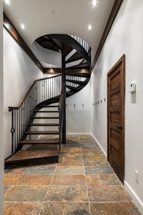 Altitude 166-1 On The Village 9bdr Mont-Tremblant