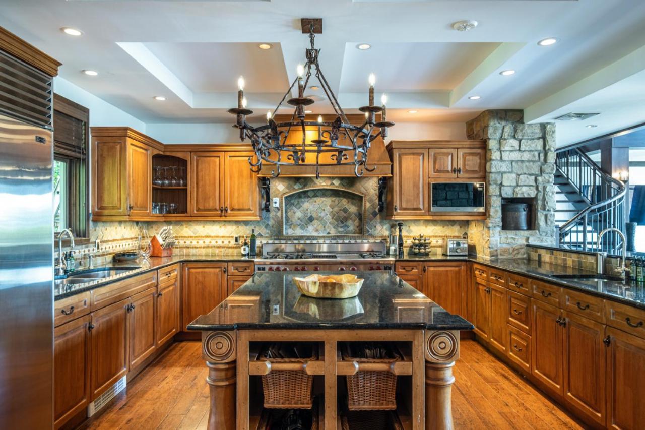 Altitude 166-1 On The Village 9bdr Holiday home Mont-Tremblant