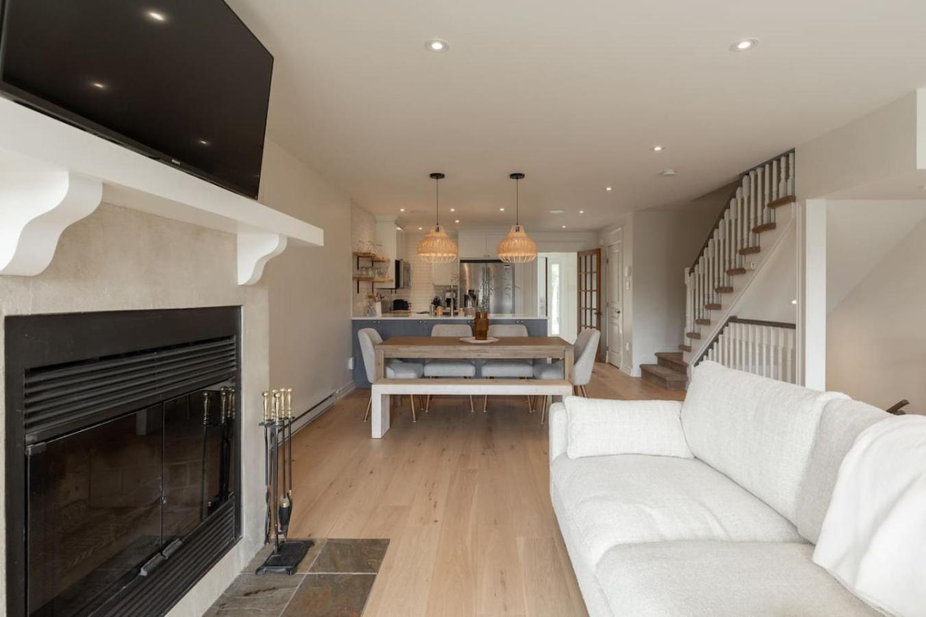 Farmhouse-style Townhouse - 3 Floors - Fireplace *