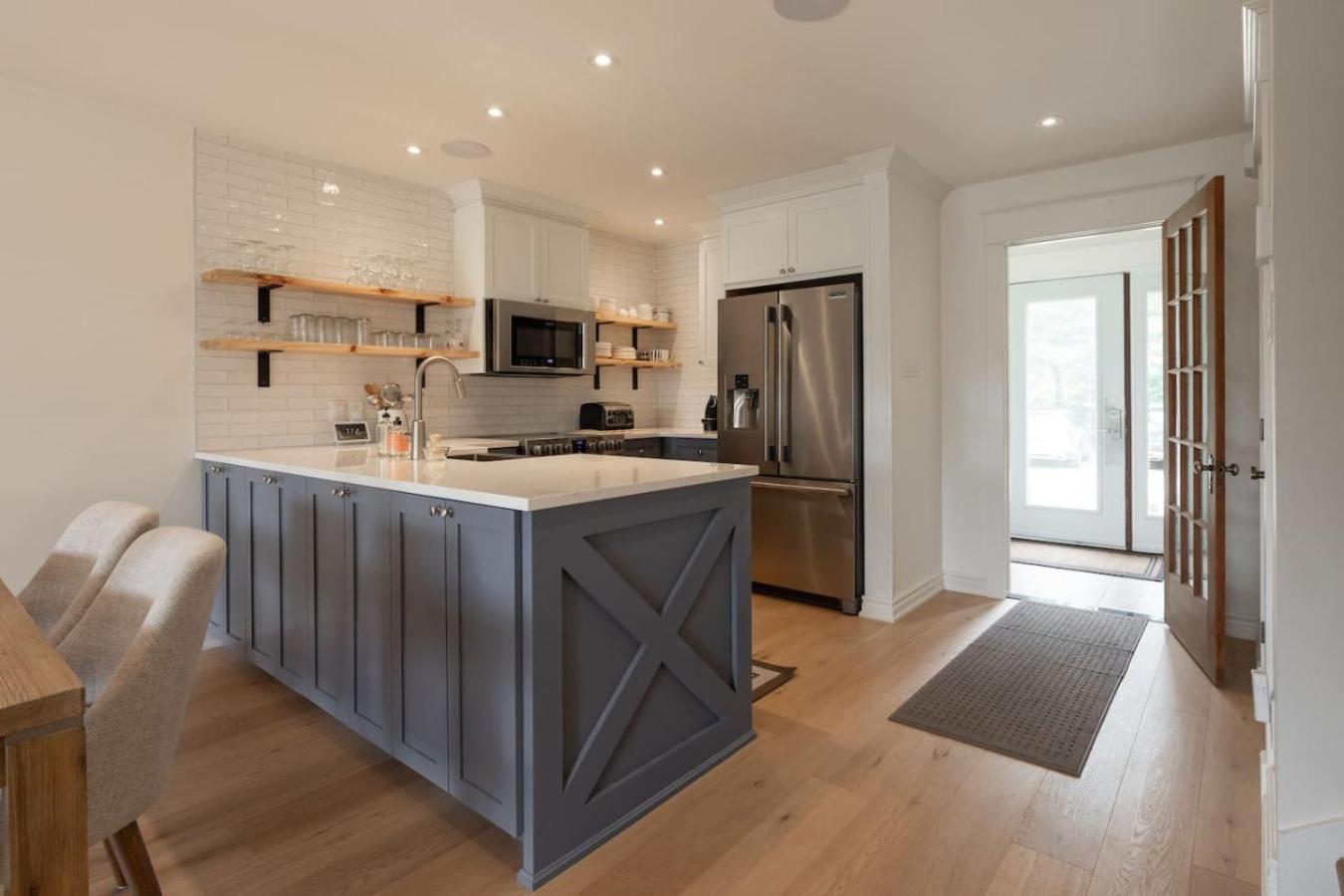 Farmhouse-style Townhouse - 3 Floors - Fireplace