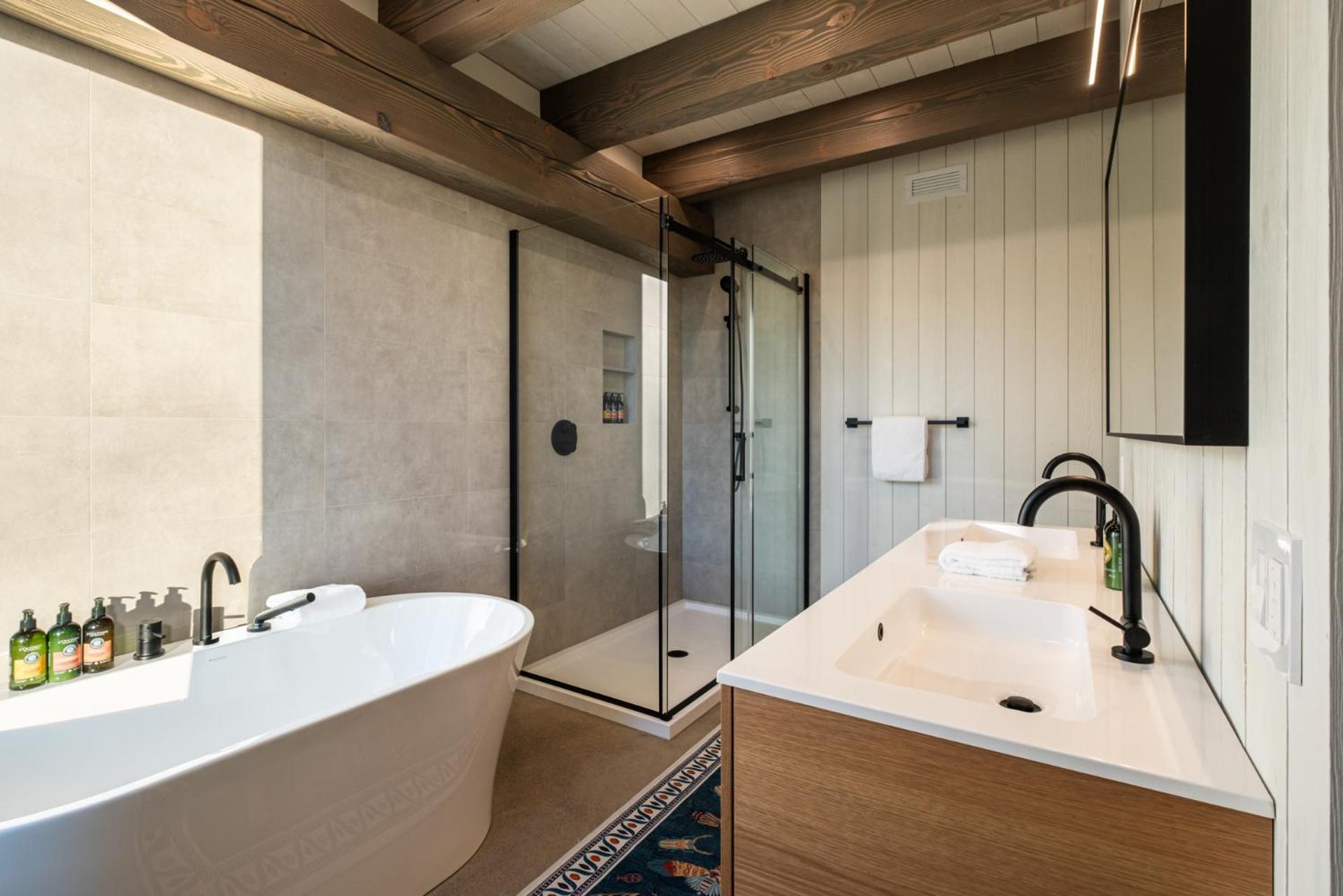 New! Lagom Tyst 7 Bedroom Hot Tub Near