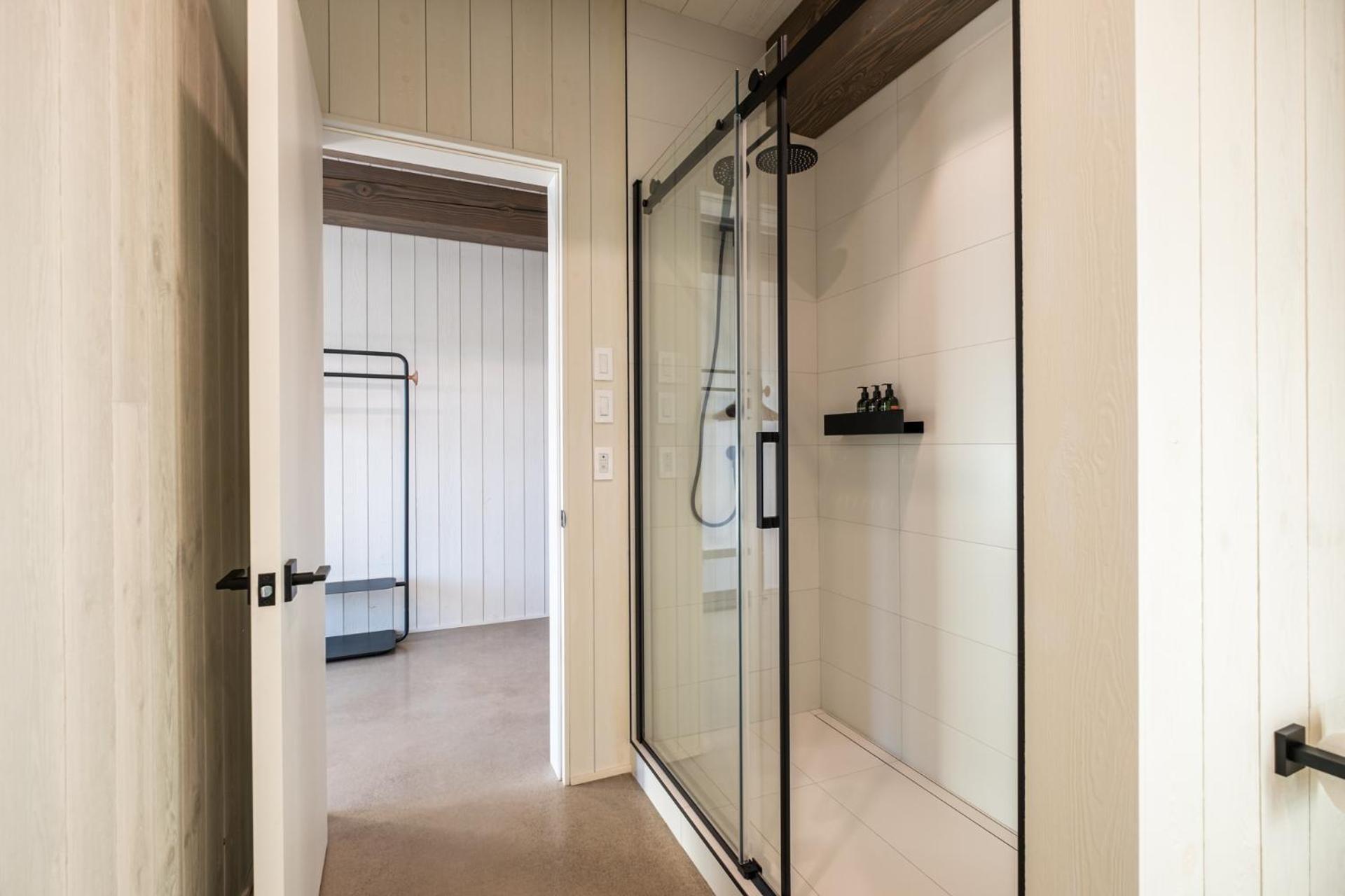 Chalet New! Lagom Tyst 7 Bedroom Hot Tub Near Mont-Tremblant