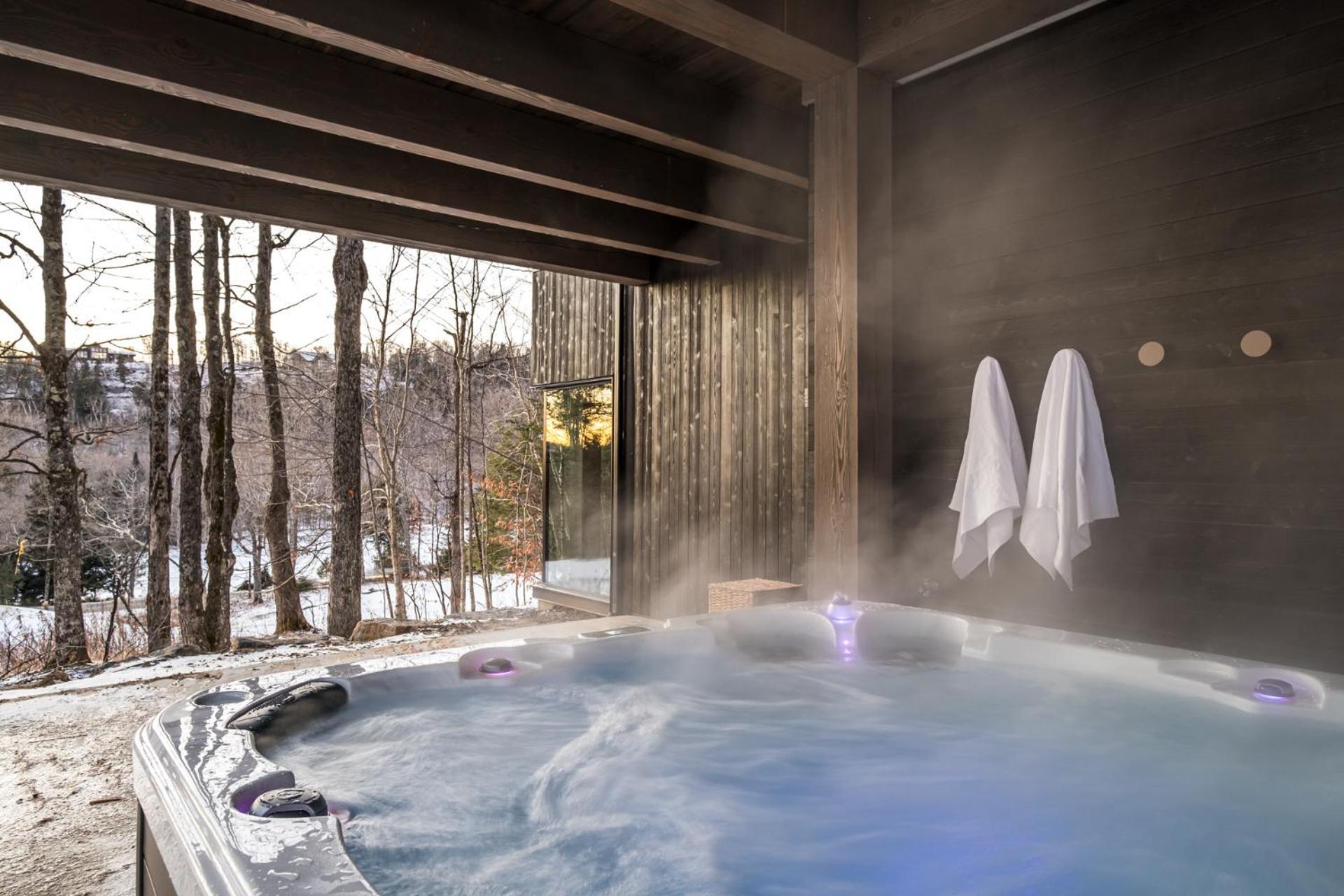 New! Lagom Tyst 7 Bedroom Hot Tub Near Mont-Tremblant