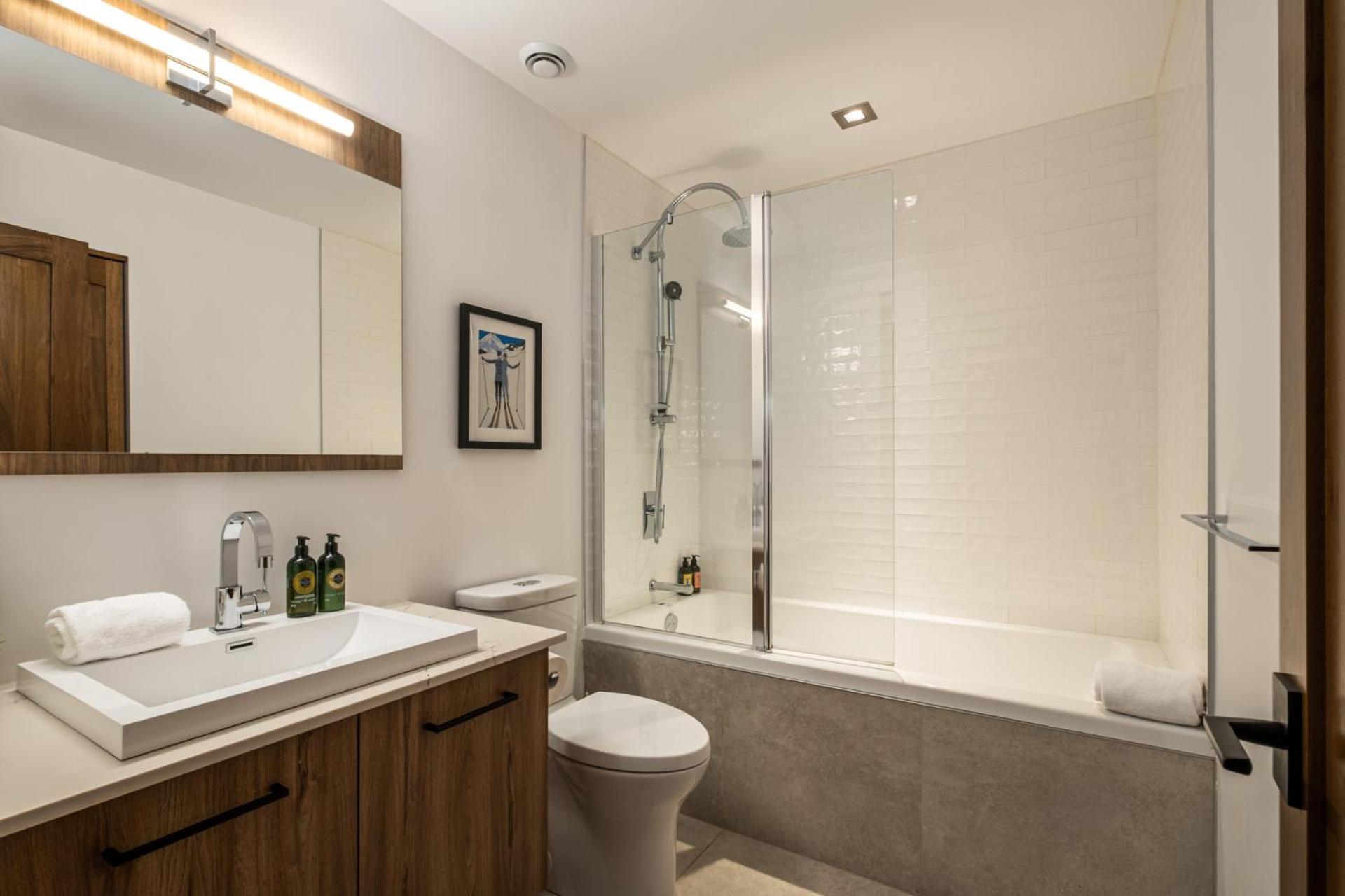 Horizon 305 Luxurious & Modern Ski-in Ski-out Village View Apartment